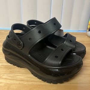 NWT Crocs Mega Crush Sandal Black M4W6.